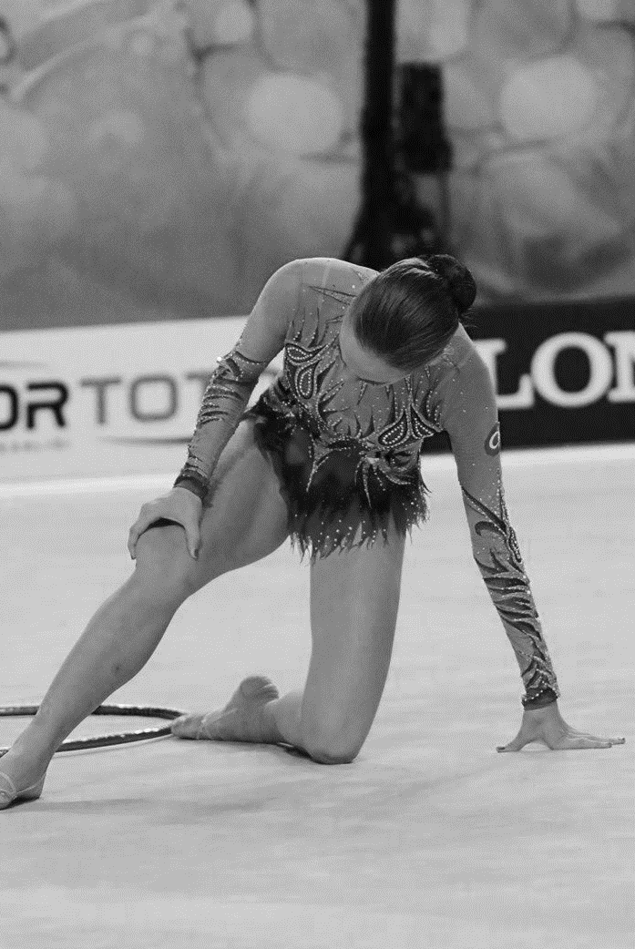 Gimnasta rítmica en pose de equilibrio en competición